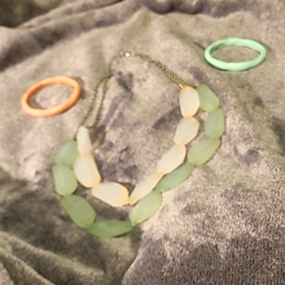 VINTAGE Unbranded Plastic necklace with 2 plastic bangles